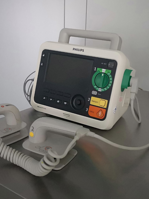 Device equipment - defibri lator